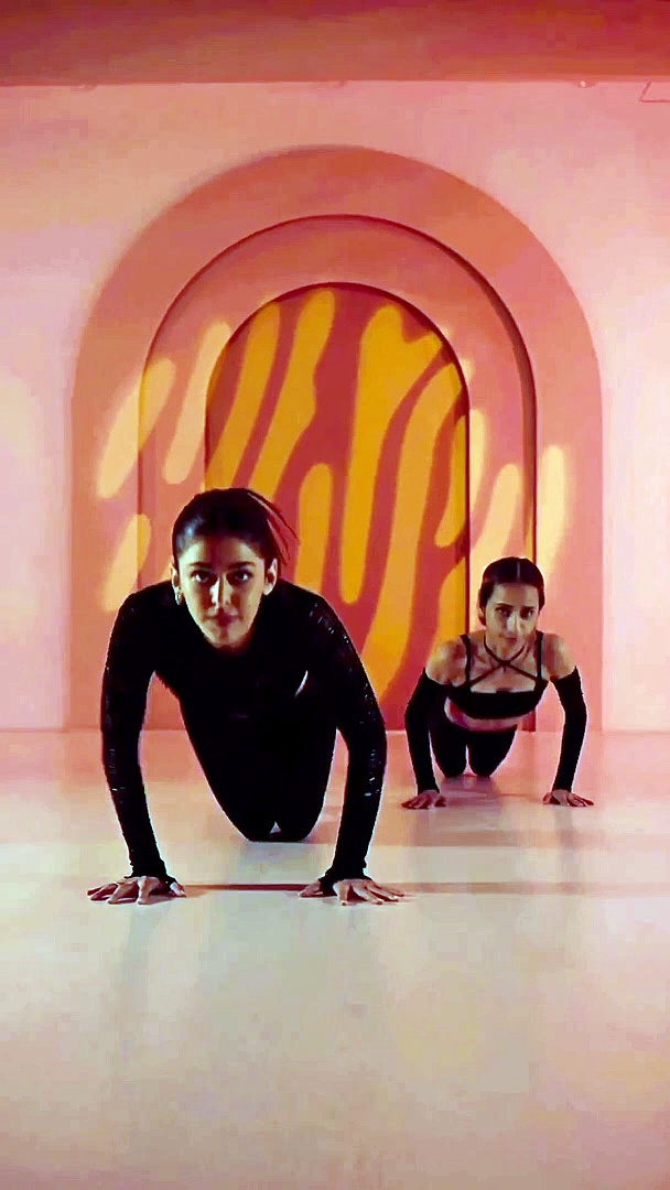 Alaya F ने छोटा सा टॉप पहनकर दिखाए किलर डांस मूव्स, फैंस हुए एक्साइटेड, देखें वीडियो