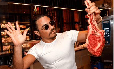 Salt Bae, ecco come si mangia e quando si spende da lui