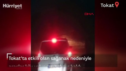 Tokat'ta etkili olan sağanak nedeniyle araçlar köy yolunda mahsur kaldı