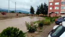 À Gümüşhacıköy, l'averse a transformé les rues en lac