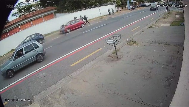 Alunos são atacados por abelhas enquanto saíam de escola