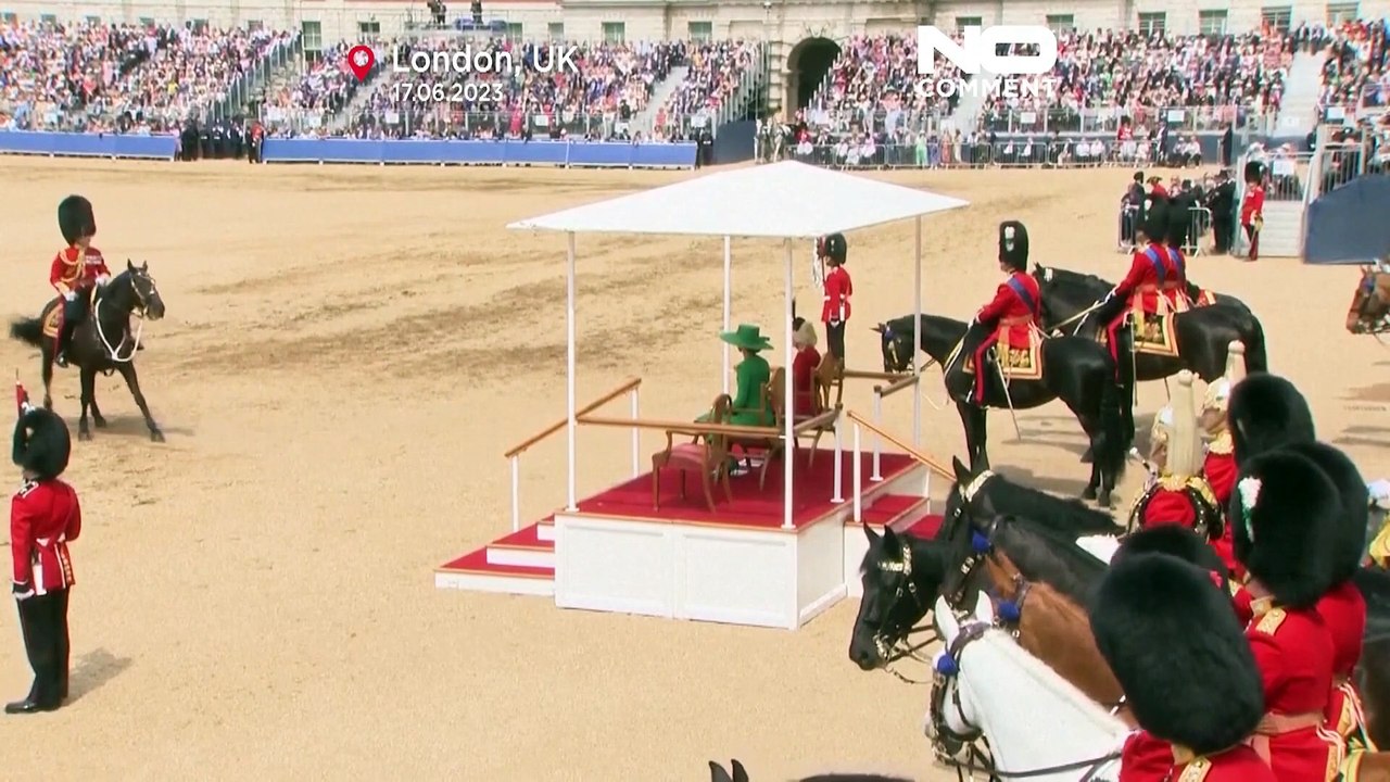 Charles III. reitet mit bei seinem ersten Trooping the Colour als König
