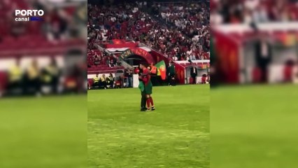 Youtuber americano invade jogo da seleção e ajoelha-se aos pés de Ronaldo.