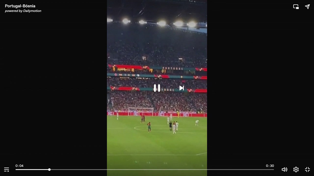 Adepto surpreende ao ajoelhar-se perante Cristiano Ronaldo no jogo Portugal-Bósnia