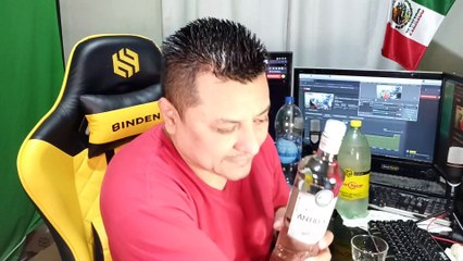 Abriendo una botella de ron blanco antillano para beber con agua mineral de manantial topo chico exelente bebida relajante