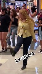 ¡No se contuvo! Cajera dejpo de cobrar por irse a bailar K-pop