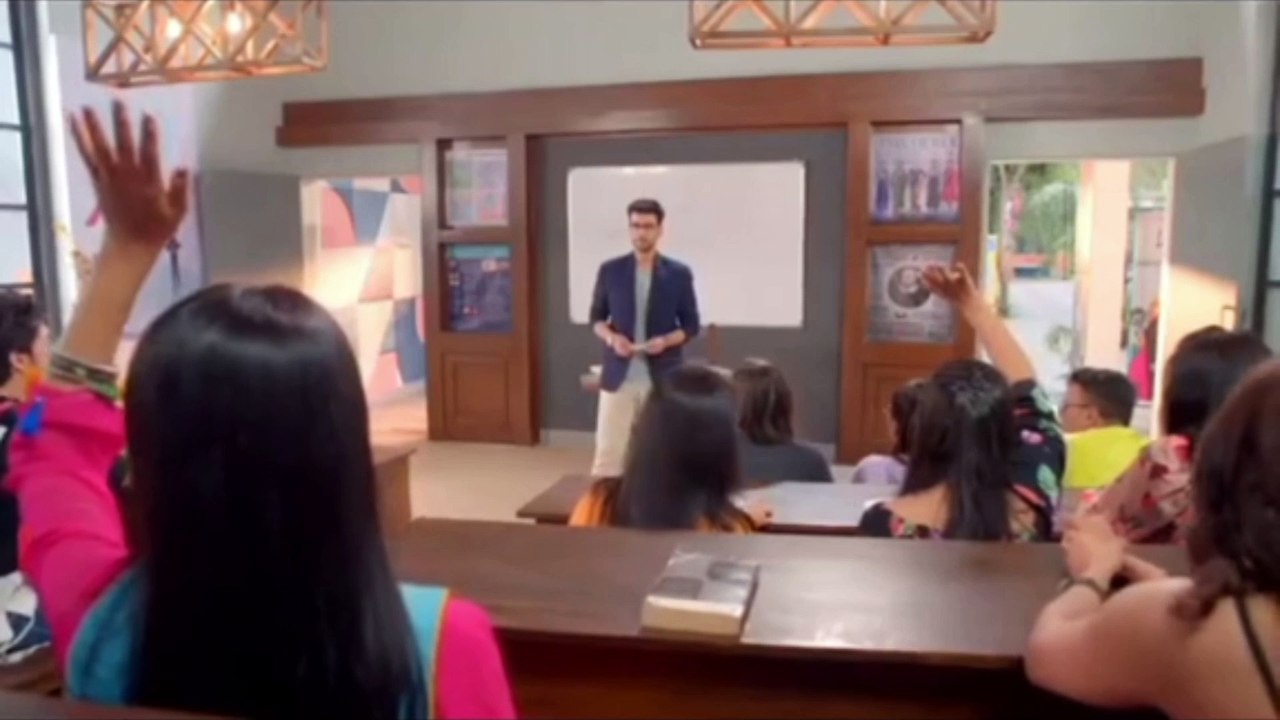 مسلسل حكايتنا الهندى .. الأستاذ بيتعمد يتجاهل طالبته