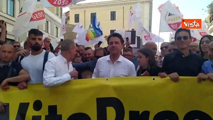 Corteo M5S, Conte in testa alla manifestazione con il pugno alzato