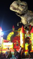 Khủng long bạo chúa tấn công nhà hơi