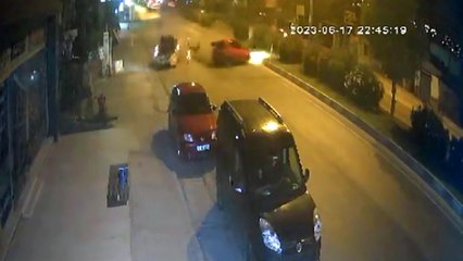 Скачать видео: Mersin'de iki otomobilin çarpıştığı kaza kamerada