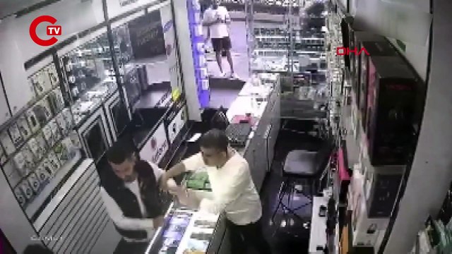 Turist kâbusu: Taksim'de cep telefonu dükkanında hırsızlık girişimi saniye saniye güvenlik kamerasına yansıdı