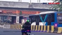 Diduga Sopir Tak Perhatikan Rambu Ketinggian, Bus Pariwisata Nyangkut di Jembatan Kereta Matraman