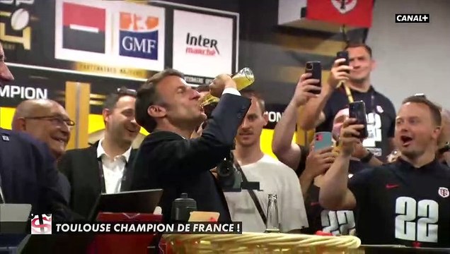 Finale du Top 14 : L'image insolite d'Emmanuel Macron qui boit cul-sec une bouteille de bière Corona , hier soir dans les vestiaires des champions de France, les joueurs toulousains