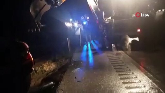 Amasya’da selde mahsur kalan otomobildeki 4 kişiyi ekipler kurtardı
