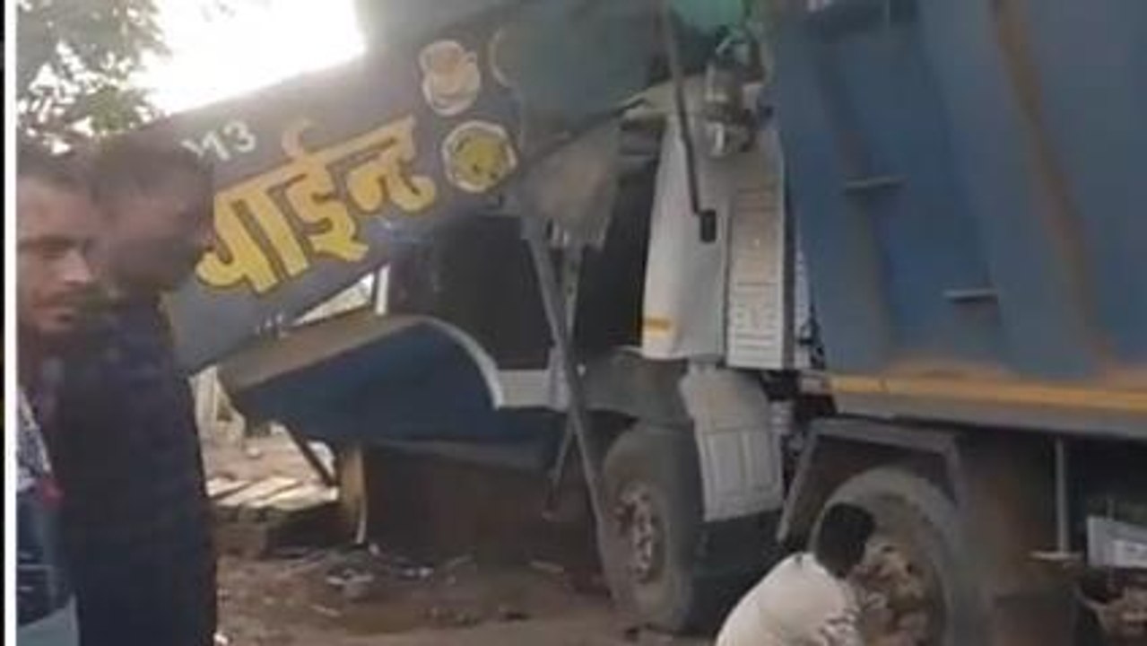 बैतूलः तेज रफ्तार बंसल कंपनी का ट्रक दुकानों मे...