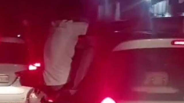 बुलंदशहर: स्टेट हाइवे पर कार की खिड़की में बैठ स्टंट करते युवकों का वीडियो वायरल