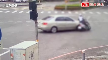 轎車疑違規右轉與機車擦撞 86歲翁、女騎士受傷(民眾提供)