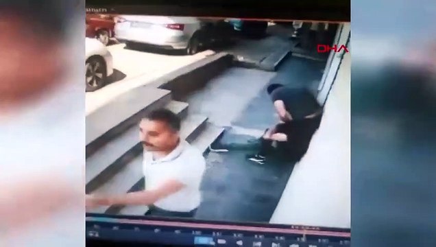 Gazeteciye polis gözetiminde dayak! Açığa alındılar