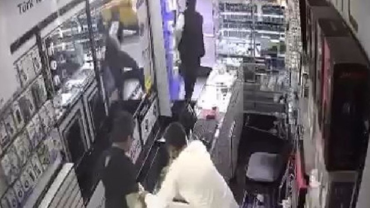 Japon turistin elindeki cep telefonunu çalıp kaçtı