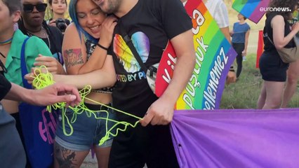 شاهد: في أوج شهر مسيرات الفخر..  قبارصة يونانيون وأتراك يشاركون بمسيرة تطالب بالوحدة