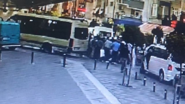 Bağcılar'da kapısı açık seyreden minibüsten aşağı düştüler