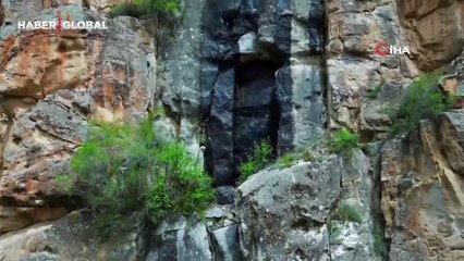 Görenler meraklanıyor! Uçurumdaki kapı gizemini koruyor