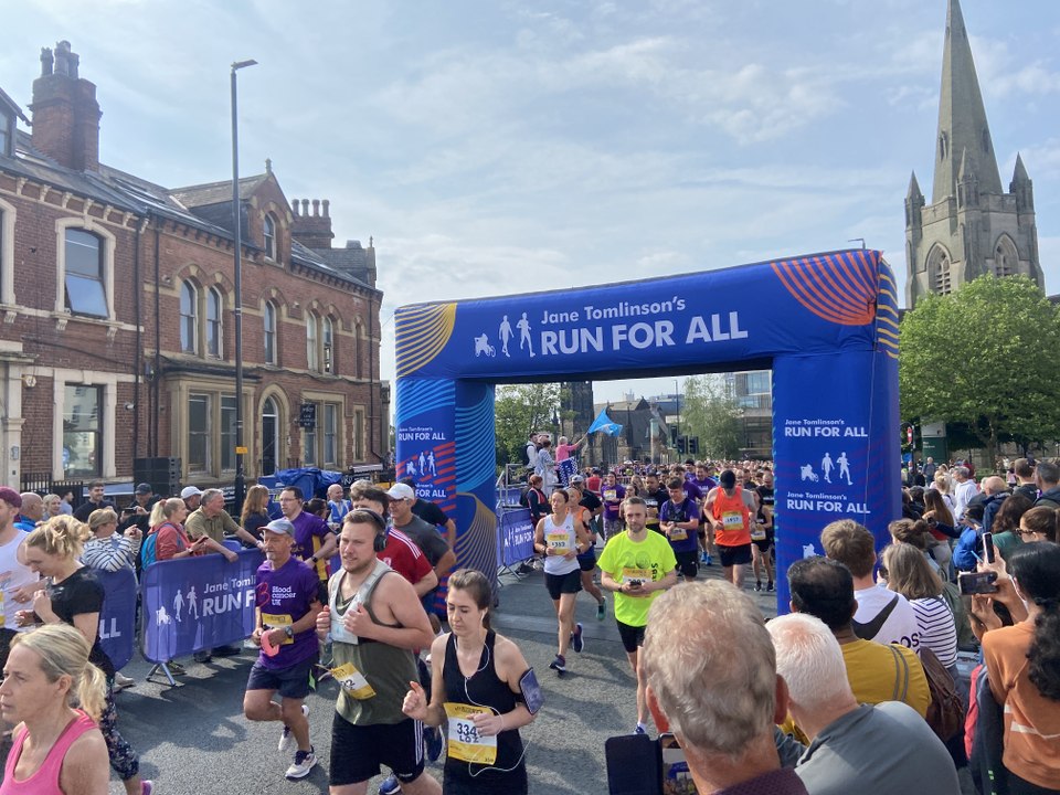 Leeds 10K 2023: Hundreds of runners set off on route from city centre