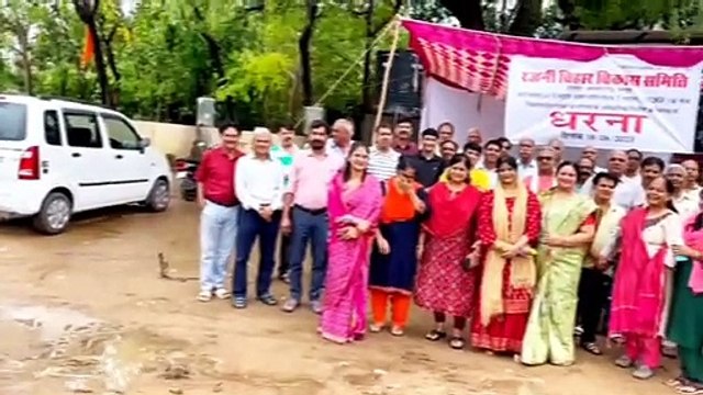 अवैध रूप से बनाए जा रहे पार्षद कार्यालय के विरोध में दिया लोगों ने धरना