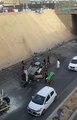 بسبب السرعة سيارة تسقط من أعلى جسر على سيارة أخرى في السعودية.. فيديو
