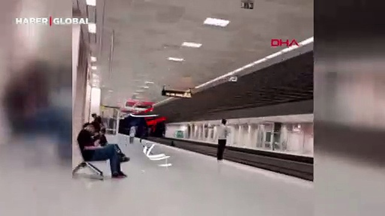 Görenlerin ağzı açık kaldı: Metrodan karşı perona raylara atlayarak geçiş yaptı!