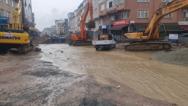 Kocaeli'de dere yatağı taştı, cadde sular altında kaldı