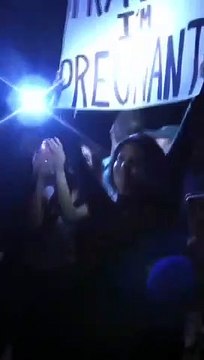 Ils devaient même jeûner pour avoir des rapports sexuels pour avoir des enfants ! Kourtney Kardashian déploie une banderole Je suis enceinte lors d'un concert