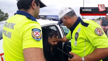 Edirne'de takla atan araçtan sağ çıktı, polislere sarılarak teşekkür etti