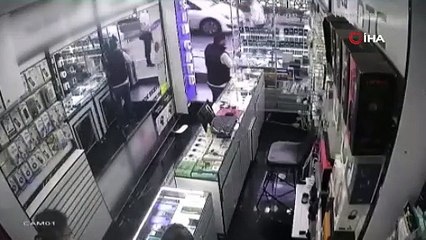 Kaşla göz arasında turistin telefonunu çaldılar