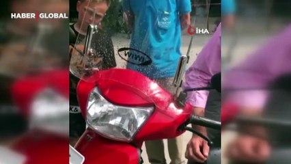 Motosikletin içine giren yılanı, kebapçıdan başka kimse çıkaramadı: Üzerine su döktü ve...
