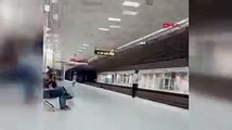 Çevredekiler şaşkınlıkla izledi! Metro durağından hayrete düşüren görüntü