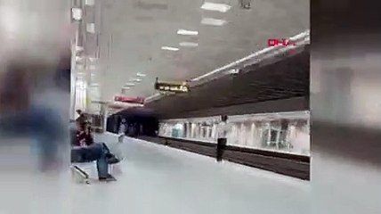 Çevredekiler şaşkınlıkla izledi! Metro durağından hayrete düşüren görüntü