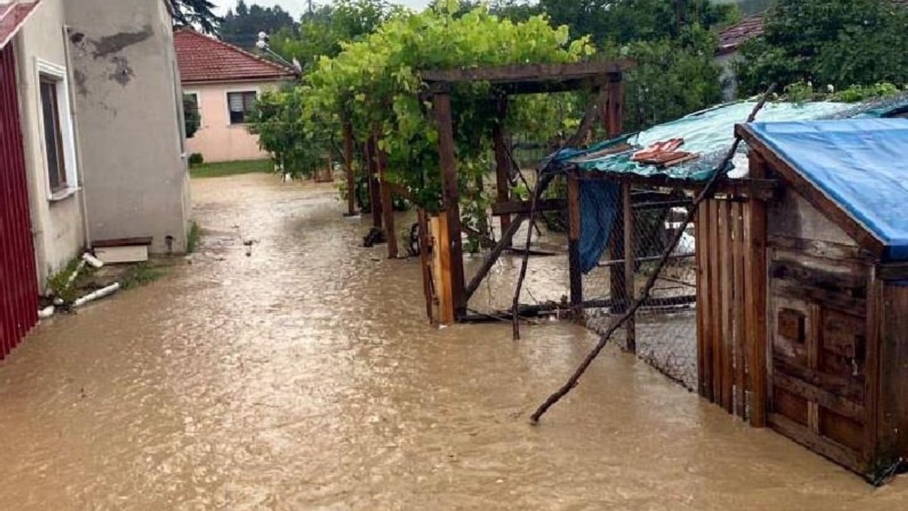Sağanak vurdu 8 köyde evler zarar gördü