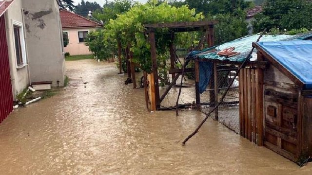 Sağanak vurdu 8 köyde evler zarar gördü