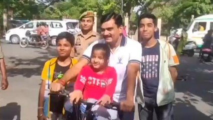 अलीगढ़: बेटी को बैठाकर साइकिल चलाते डीएम इंद्रा विक्रम सिंह का वीडियो हुआ वायरल