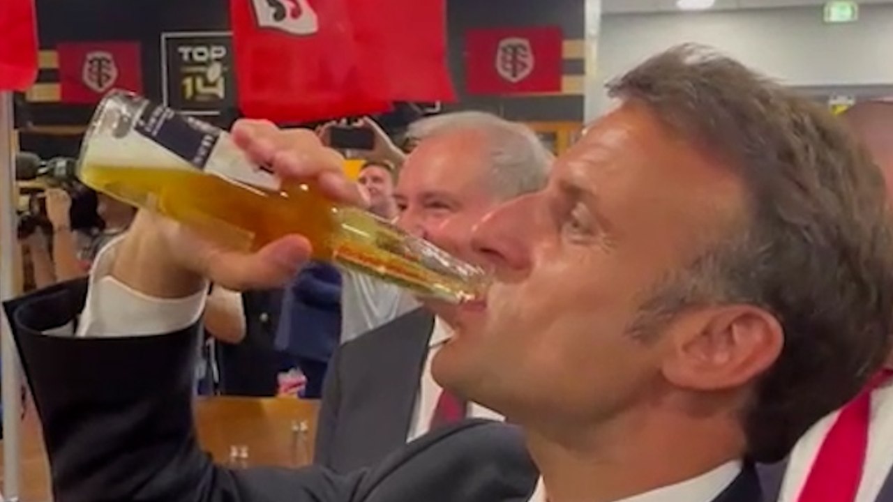 Finale du Top 14 : quand Emmanuel Macron descend une bière cul sec dans le vestiaire de Toulouse