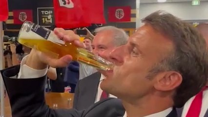 Finale du Top 14 : quand Emmanuel Macron descend une bière cul sec dans le vestiaire de Toulouse