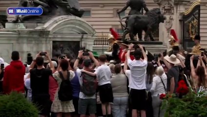 Kral 3. Charles'ın doğum günü için düzenlenen Geçit Töreni'nde 70 yıl sonra bir ilk