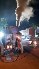 बजरंग नगर के पास बीच सड़क पर धुआं फेंकती डामर मशीन