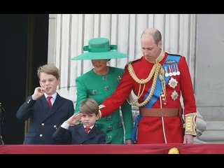 Le prince Louis "montre des niveaux d'impatience" sur le balcon du palais de Buckingham avec un gest