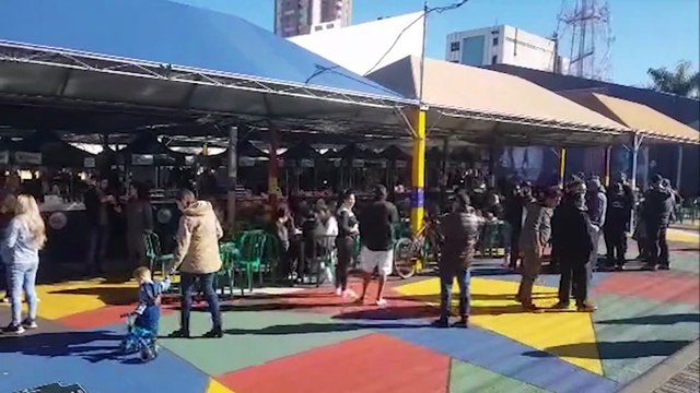 Mesmo com frio, cascavelenses prestigiam a Feira do Teatro