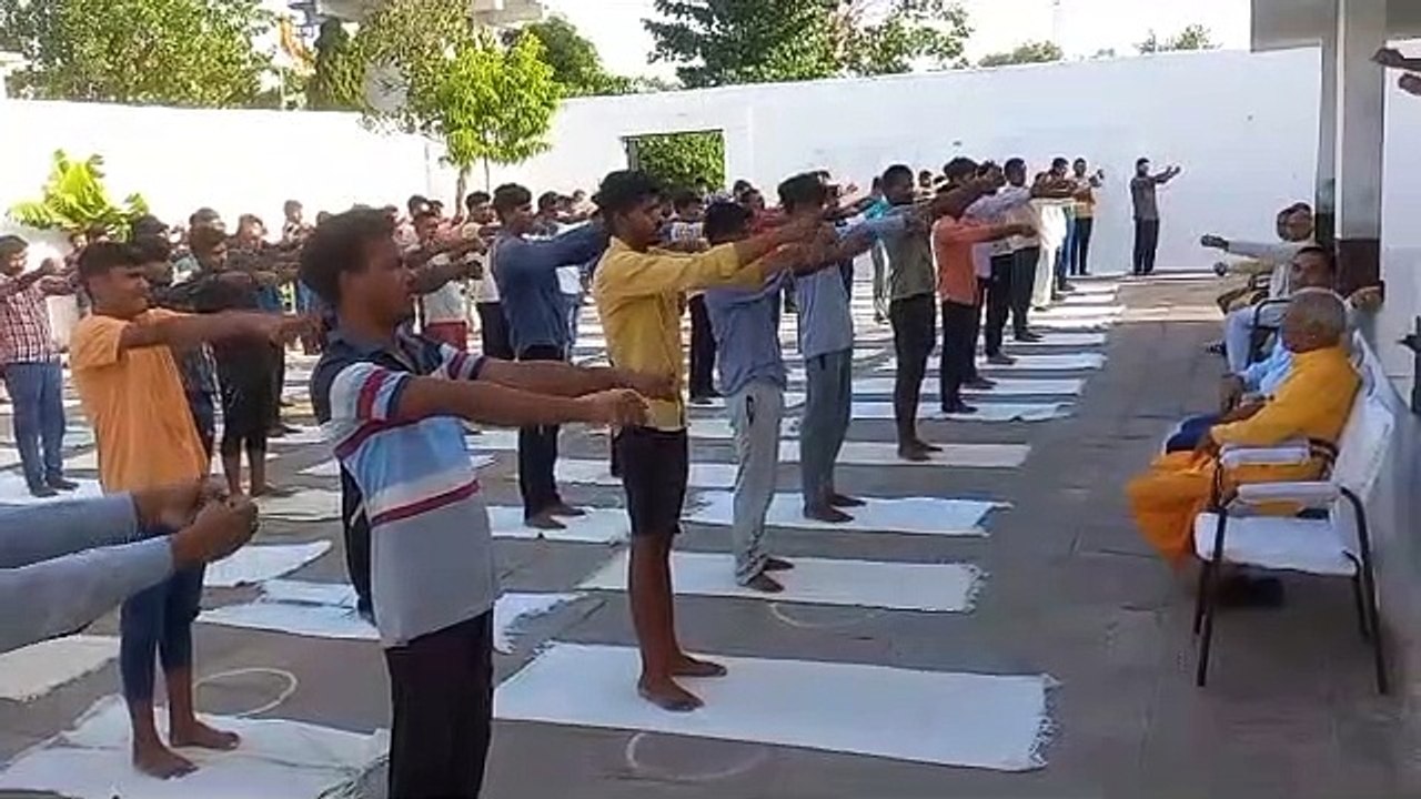 स्वस्थ रहने के लिए सीख रहे हैं योग प्राणायाम