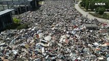Un mese fa l'alluvione in Emilia-Romagna, resta la marea di rifiuti