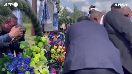 Ucraina,  leader africani visitano fossa comune a Bucha