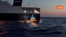 Motovedetta della Guardia Costiera di Roccella soccorre barca a vela con 96 migranti